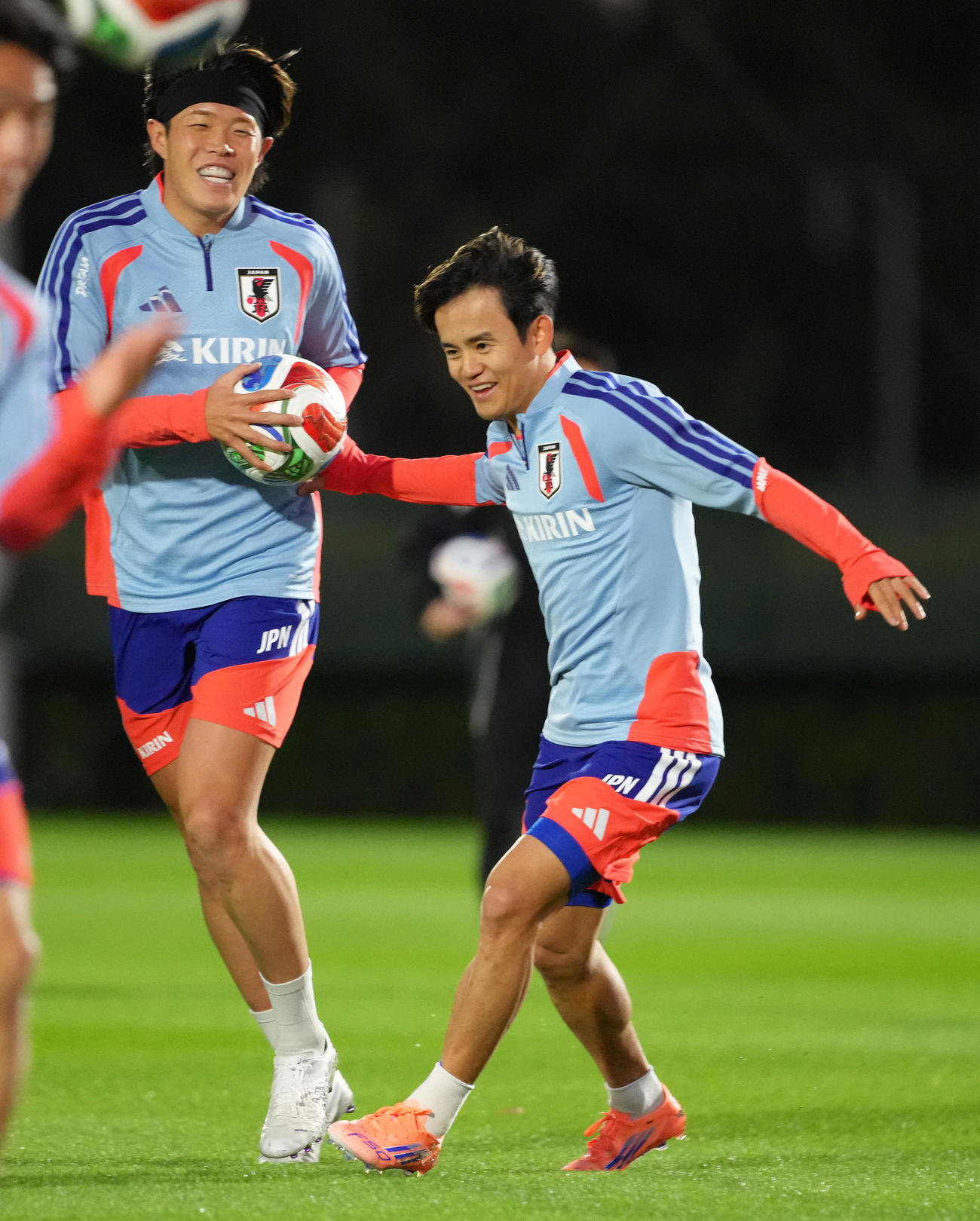 リラックスした様子で練習に臨む安藤（左）と久保（撮影・足立雅史）