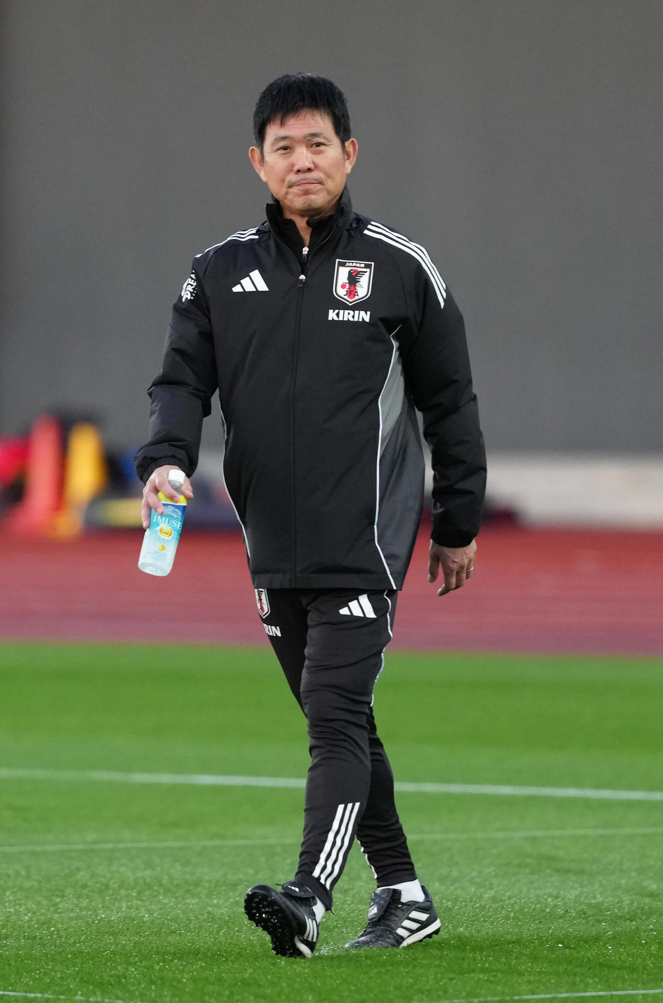 ピッチ状態を確認する森保監督（撮影・足立雅史）
