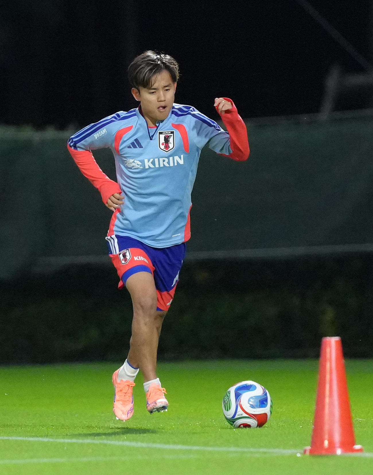 練習でボールを追う久保（撮影・足立雅史）