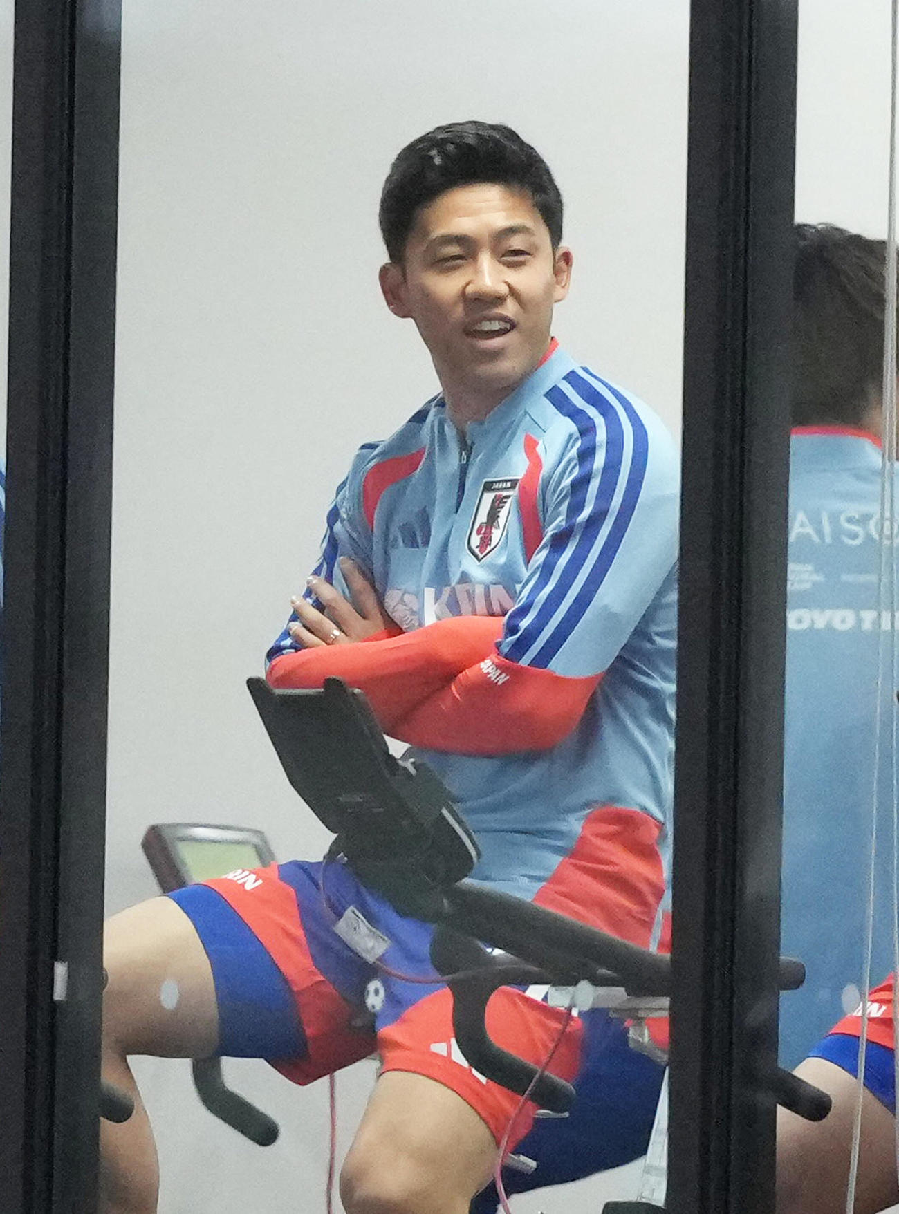 室内で調整する遠藤（撮影・足立雅史）
