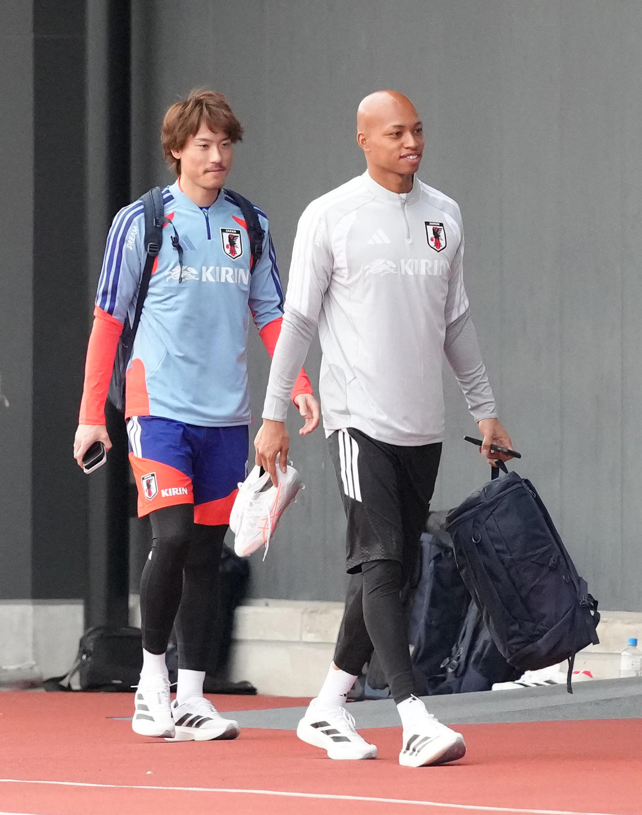 練習場入りする瀬古（左）とGK小久保（撮影・足立雅史）