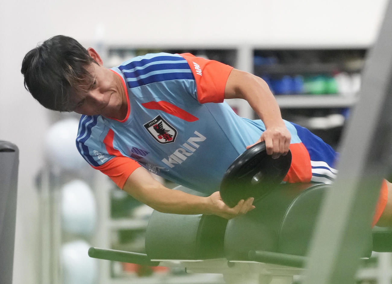 室内でトレーニングする久保（撮影・足立雅史）