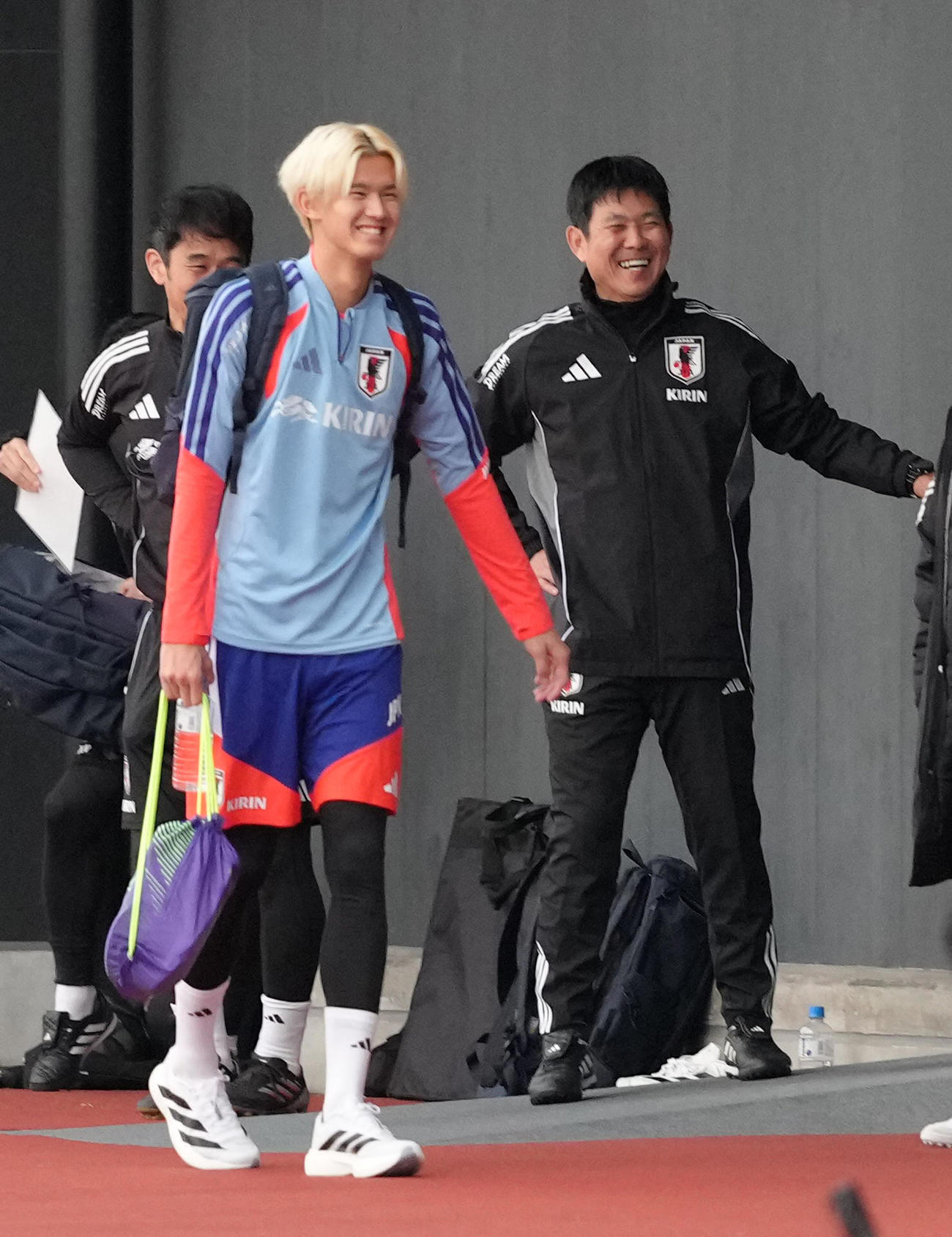 練習前、笑顔で話す森保監督（右）と後藤（撮影・足立雅史）