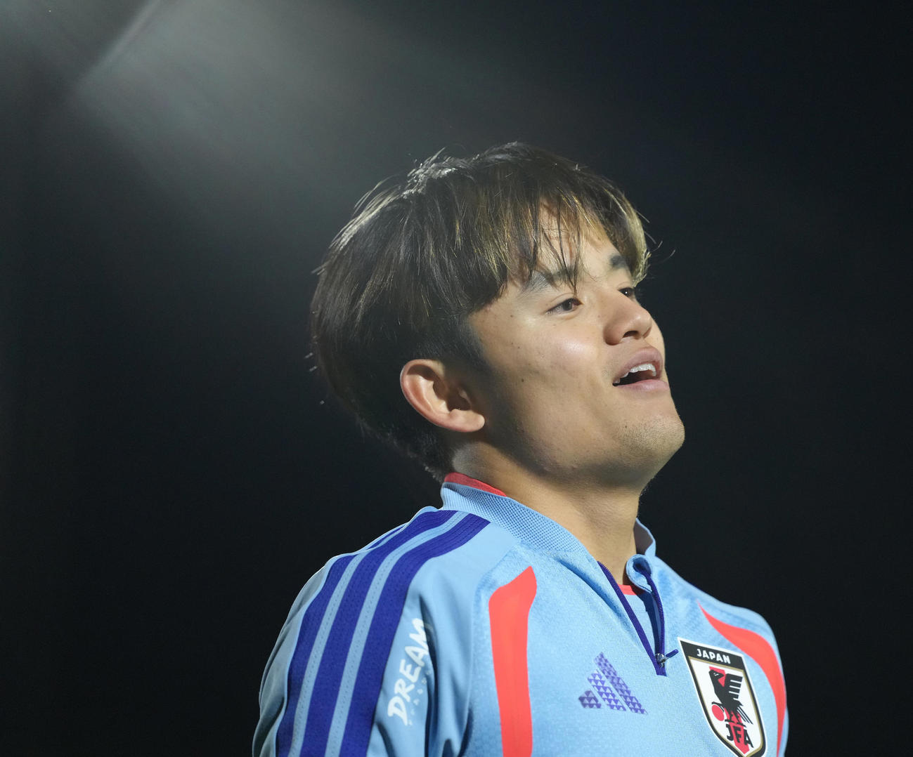 練習中、笑顔を見せる久保（撮影・足立雅史）