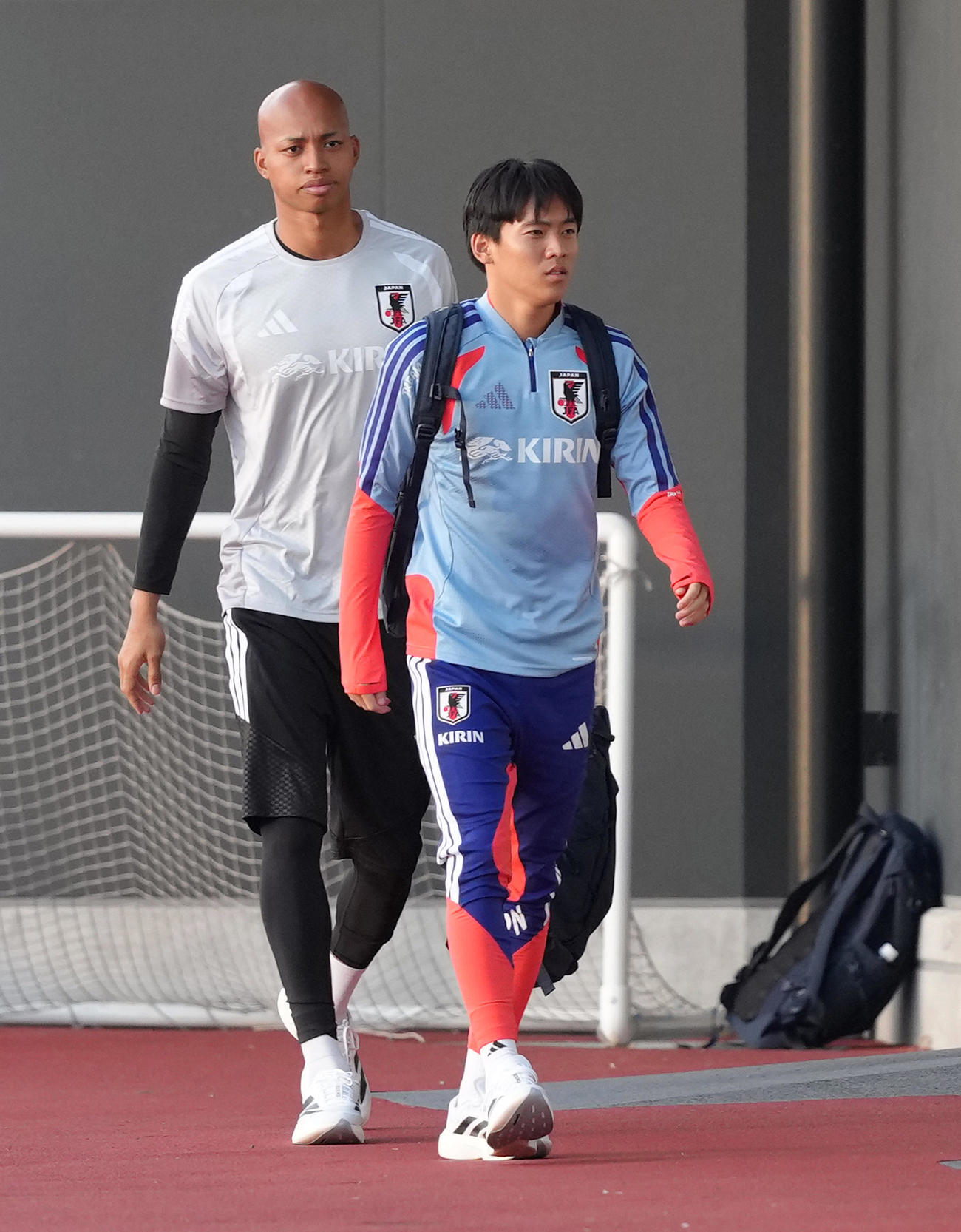 練習場入りする、GK小久保（左）と北野（撮影・足立雅史）