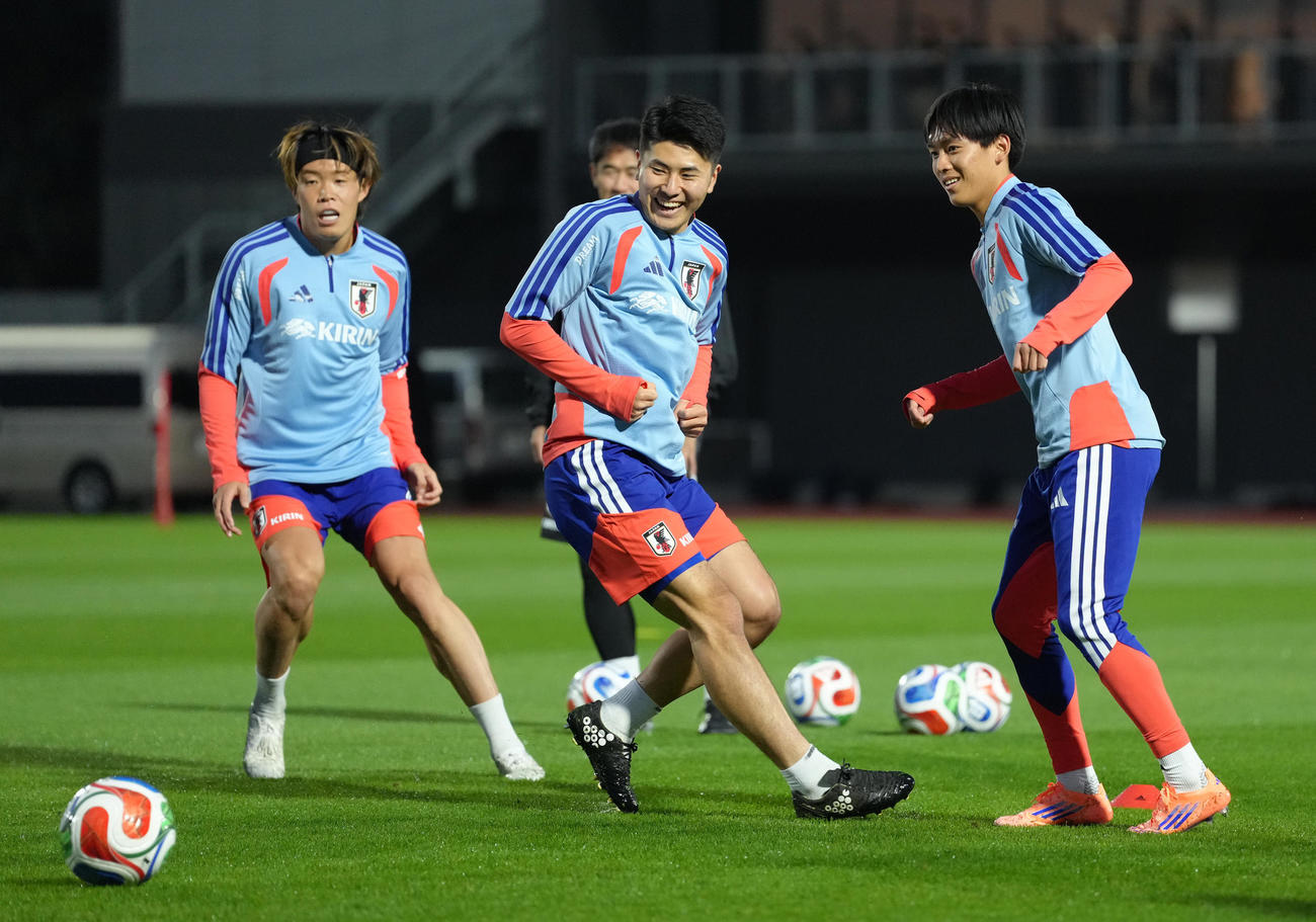リラックスした様子でボールを追う、左から安藤、鈴木、北野（撮影・足立雅史）