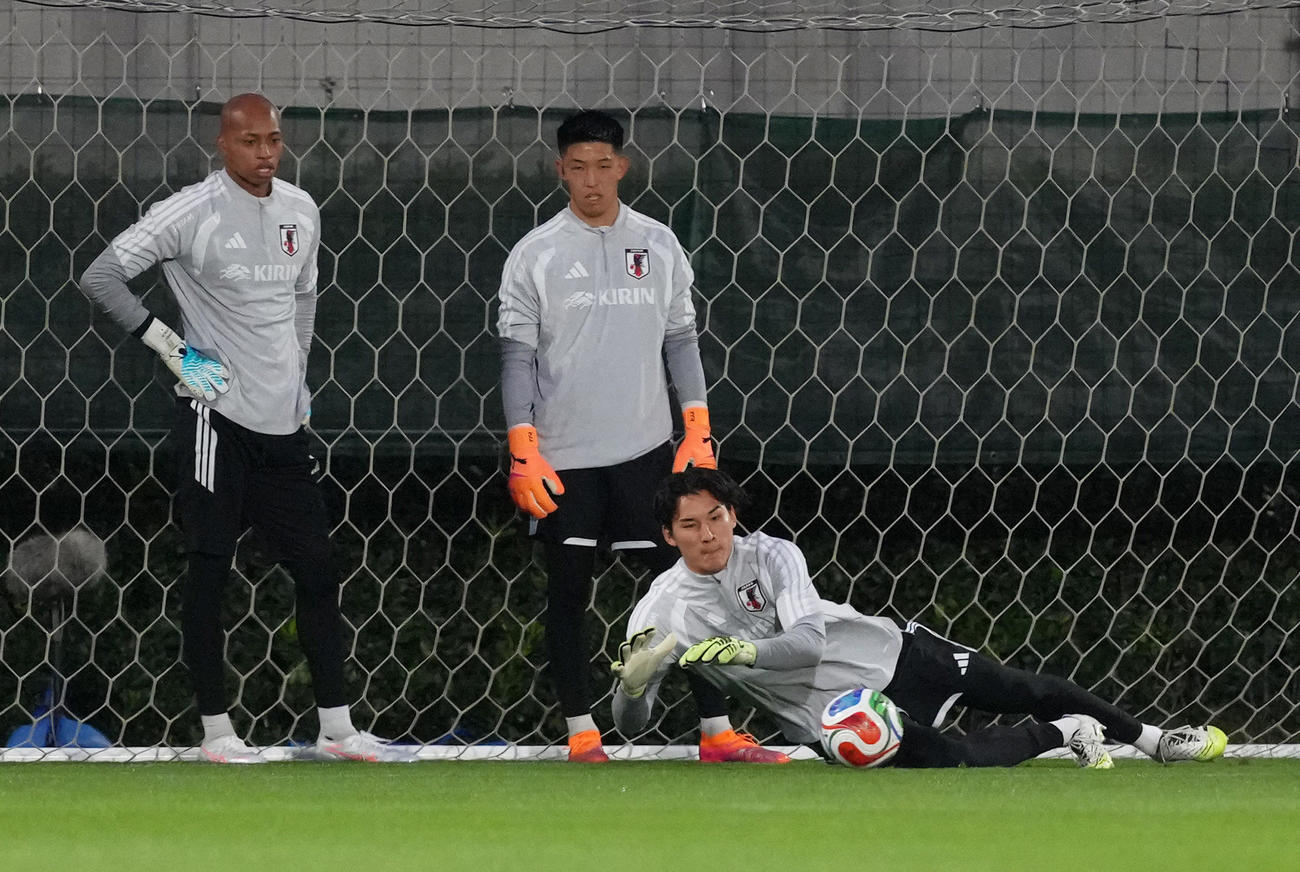 練習に臨む、左からGK小久保、GK早川、GK野沢（撮影・足立雅史）