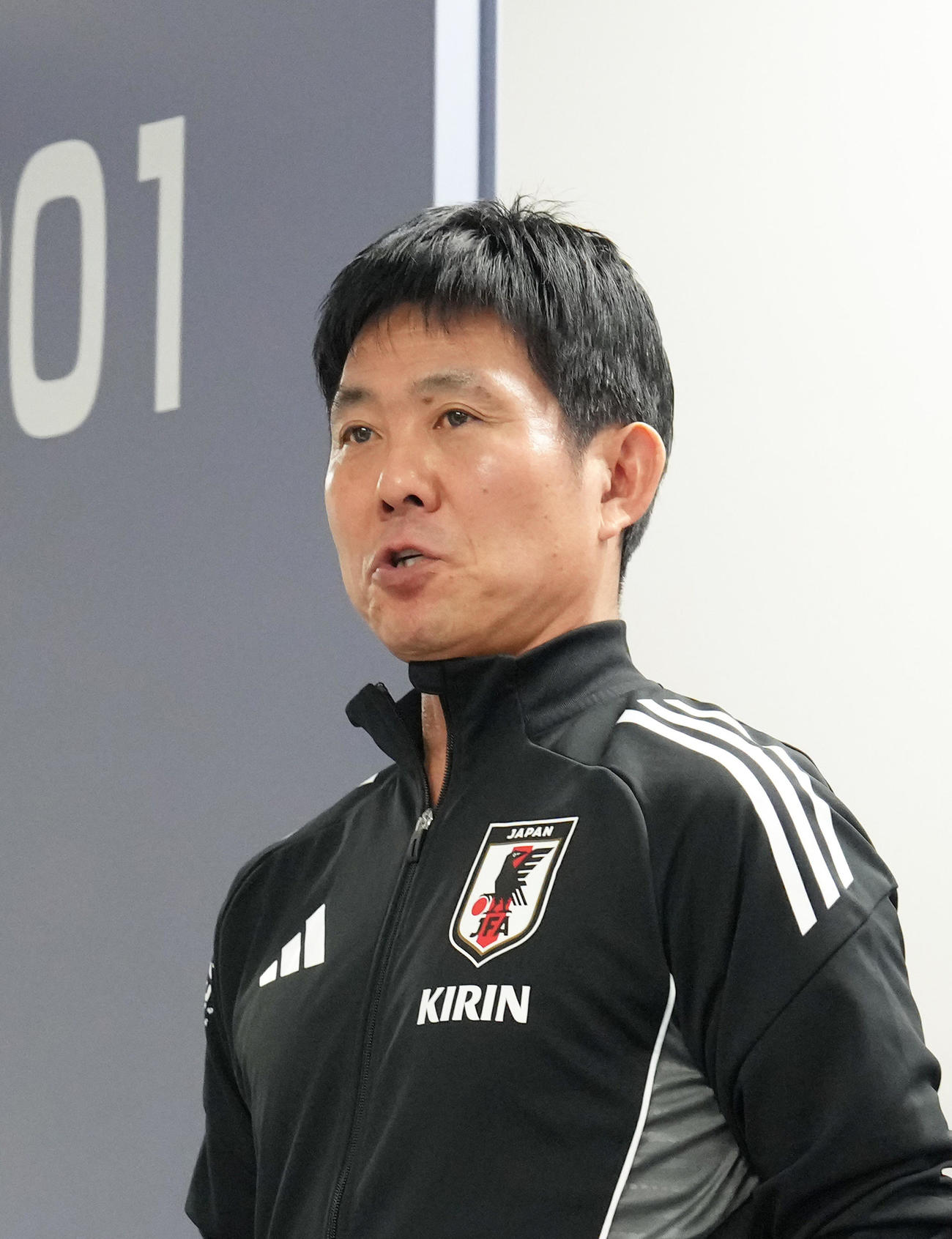 公式会見終え、引き揚げる森保監督（撮影・足立雅史）
