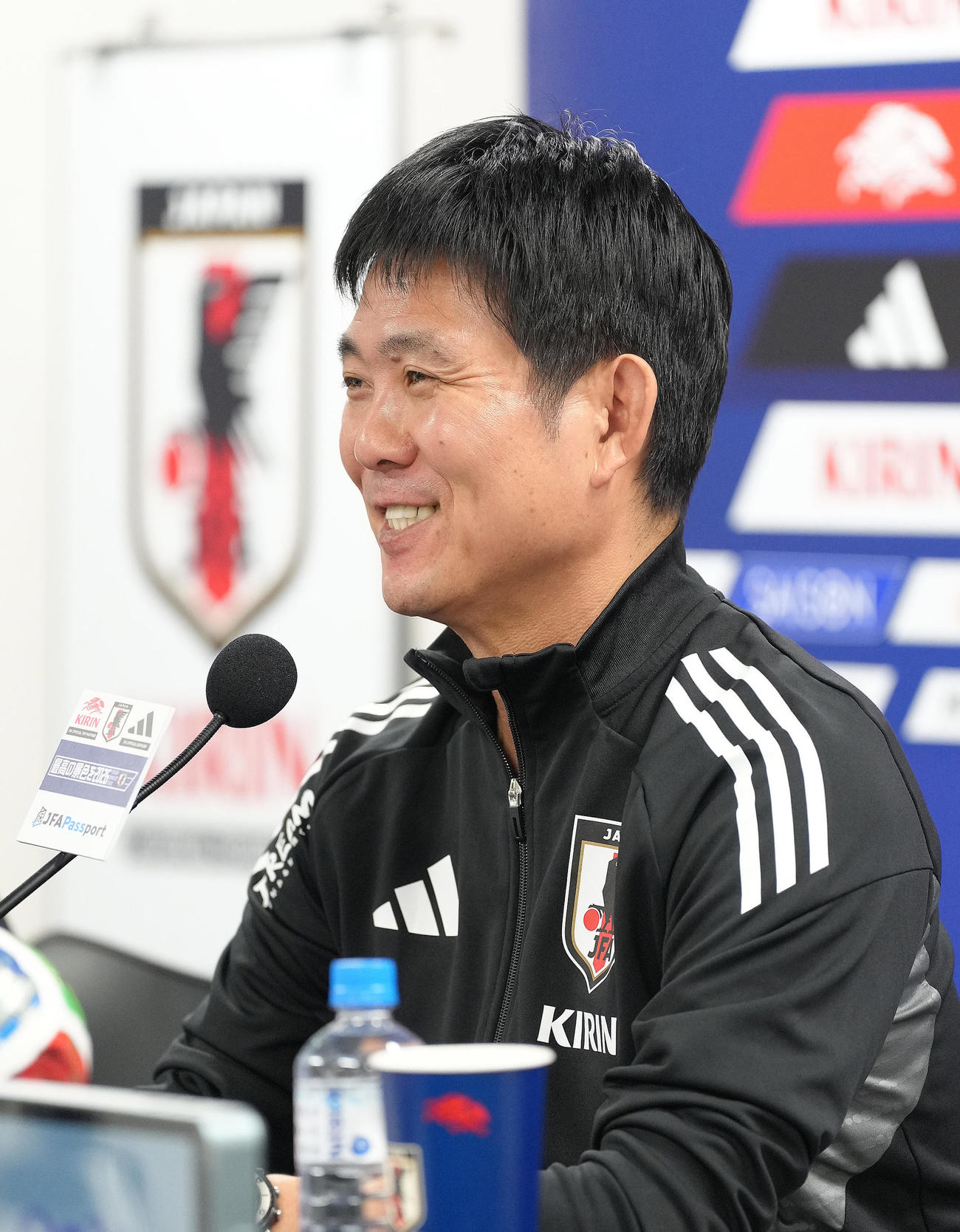 会見で笑顔を見せる森保監督（撮影・足立雅史）