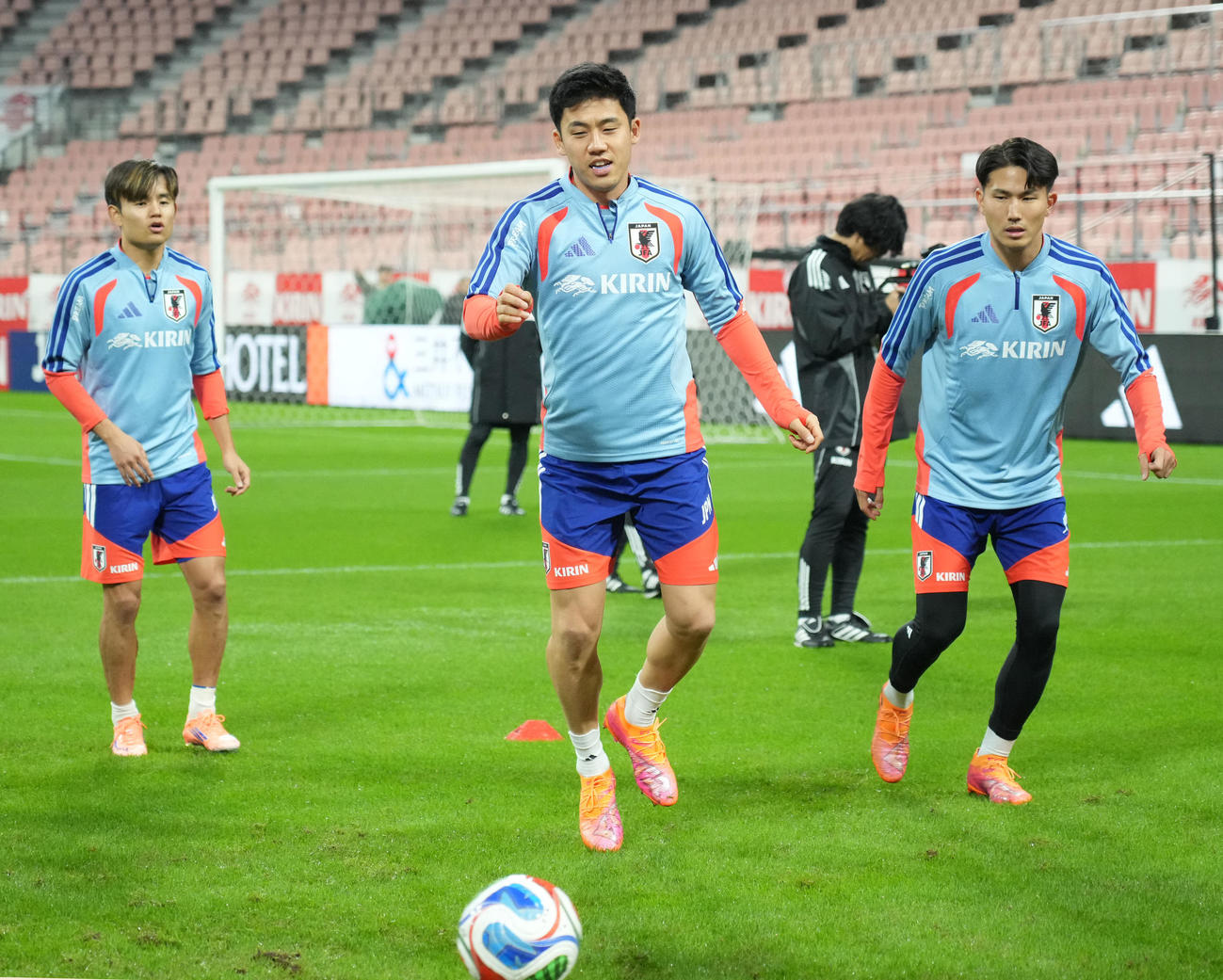 試合前日の公式練習でボールを追う遠藤（中央）右は渡辺、左は久保（撮影・森本幸一）
