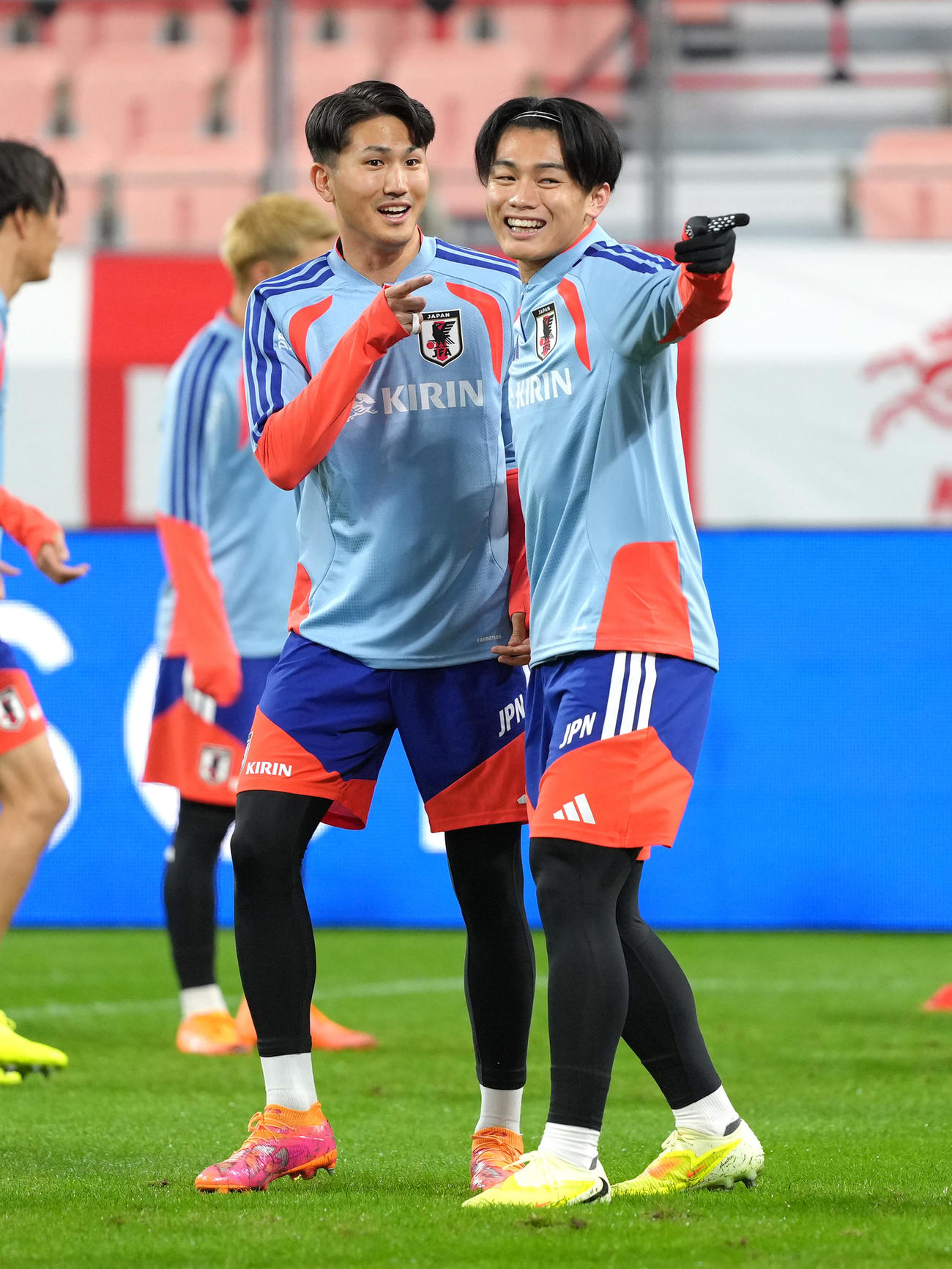 リラックスした様子で練習に臨む渡辺（左）と上田（撮影・足立雅史）