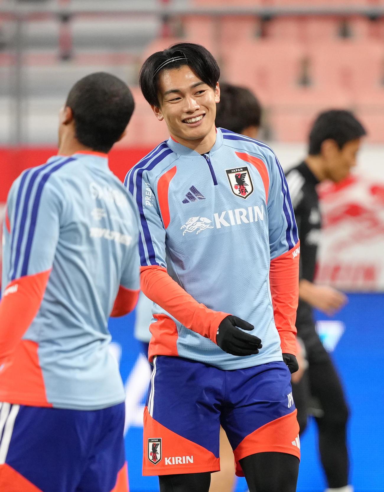 練習中、笑顔を見せる上田（撮影・足立雅史）