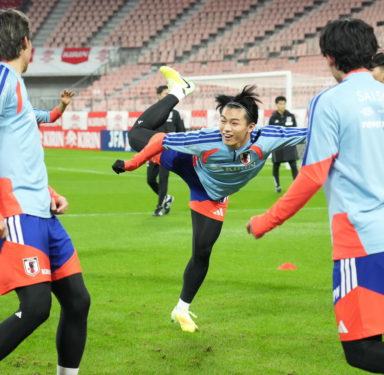 上田（中央）は試合前日の公式練習で軽快な動きを見せる（撮影・森本幸一）