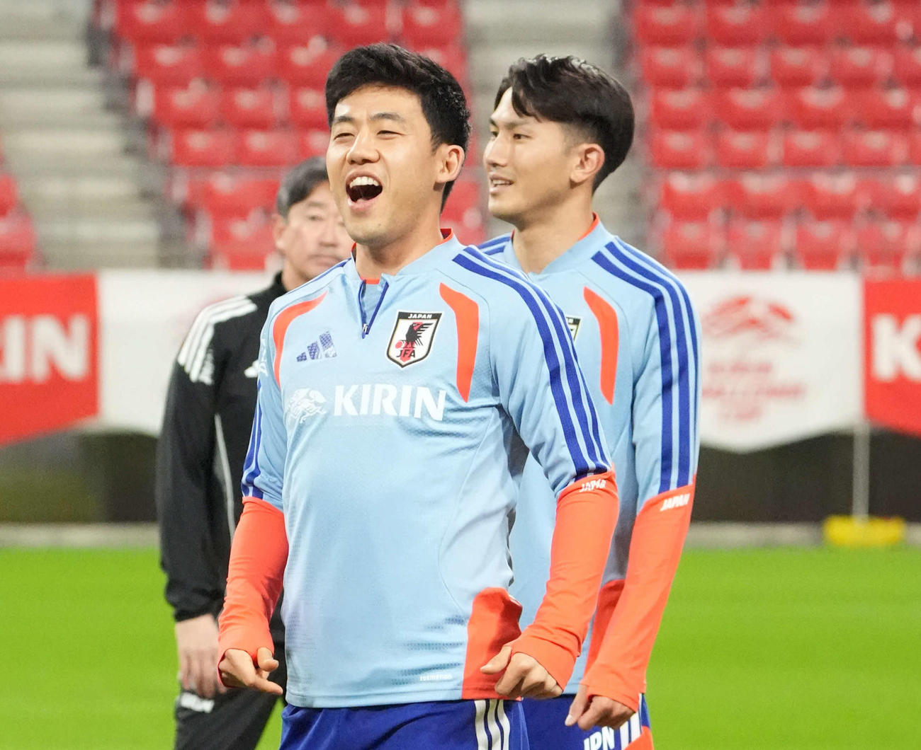遠藤（手前）は試合前日の公式練習の合間に明るい表情を見せる（撮影・森本幸一）
