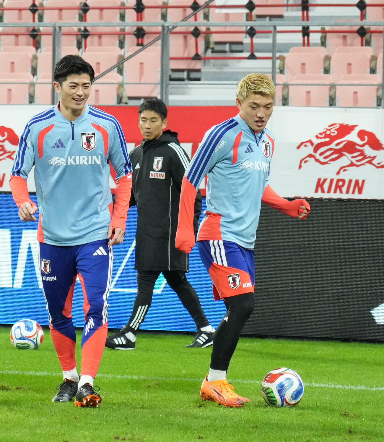 試合前日の公式練習を行う谷口（左）と堂安（撮影・森本幸一）
