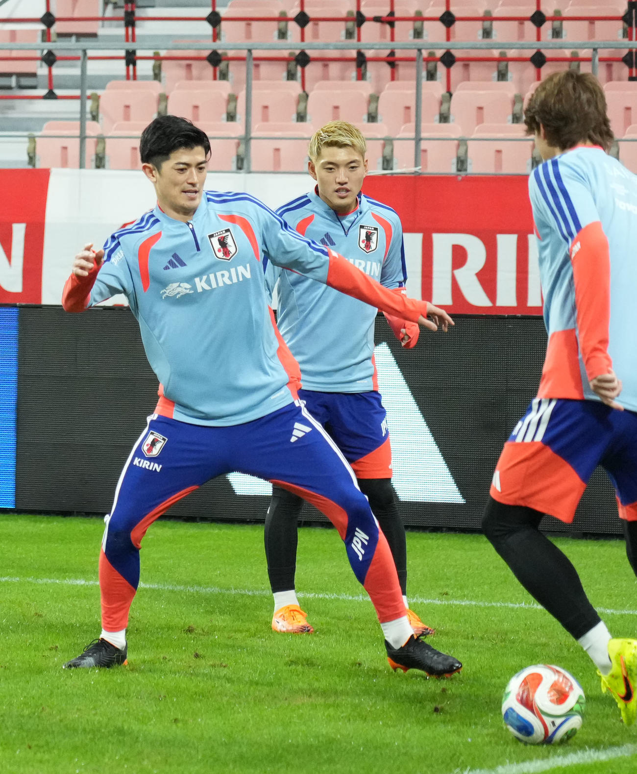試合前日の公式練習を行う谷口（左）と堂安（撮影・森本幸一）
