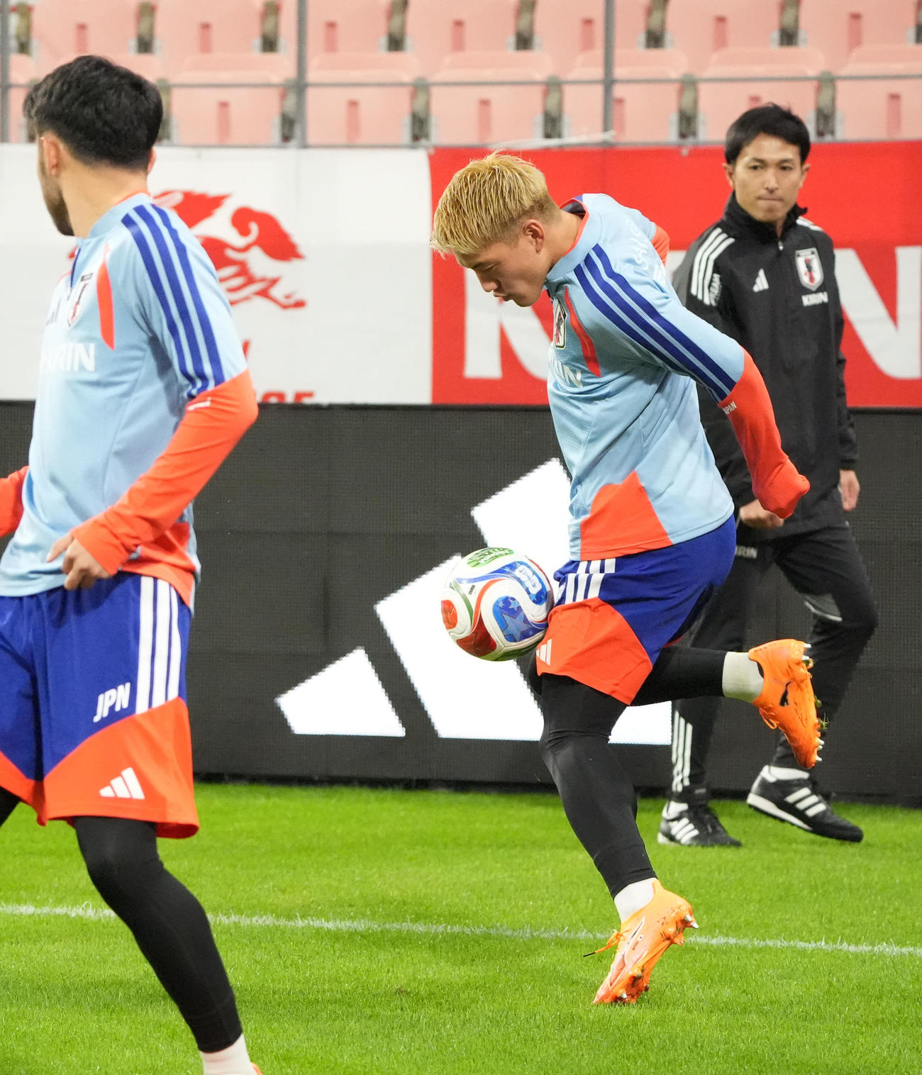 試合前日の公式練習で軽快な動きを見せる堂安（撮影・森本幸一）