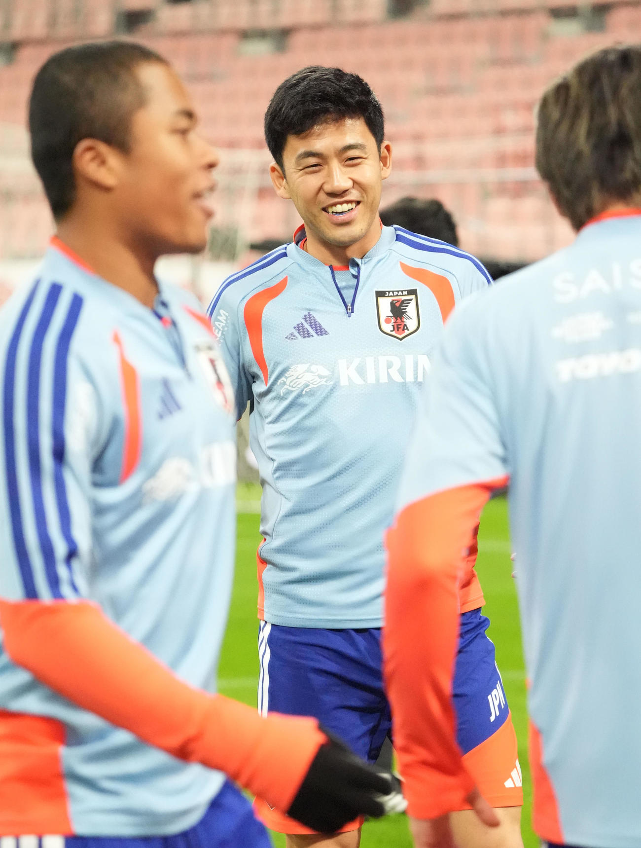 遠藤（中央）は試合前日の公式練習の合間に明るい表情を見せる（撮影・森本幸一）