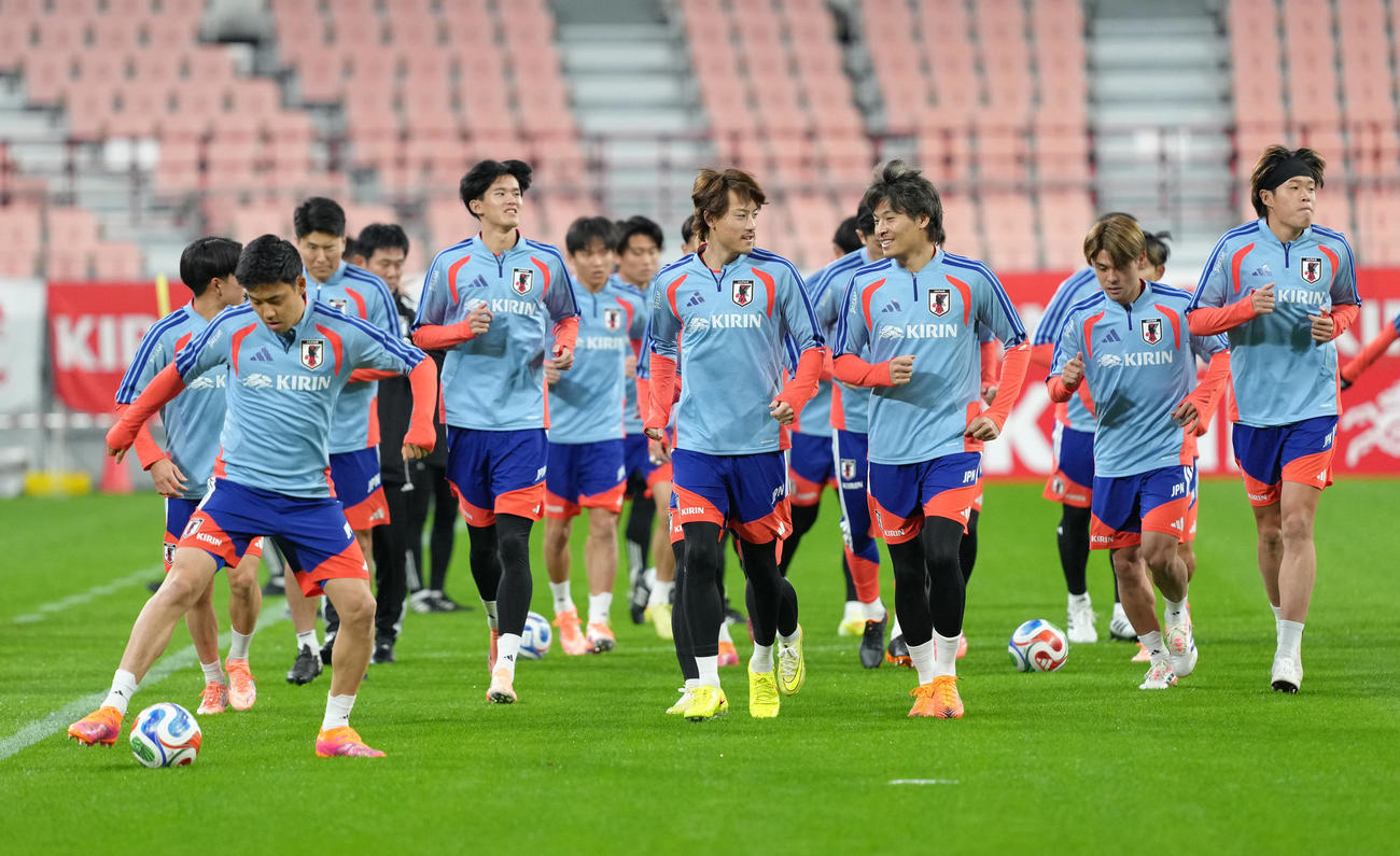 ランニングの際、ボールの感触を確かめる遠藤（左端）（撮影・足立雅史）