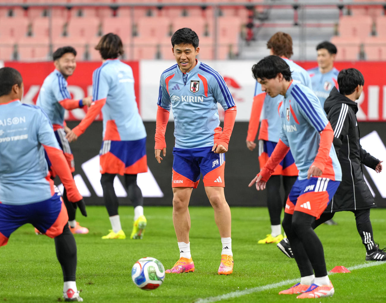 笑顔でボールを追う遠藤（中央）（撮影・足立雅史）