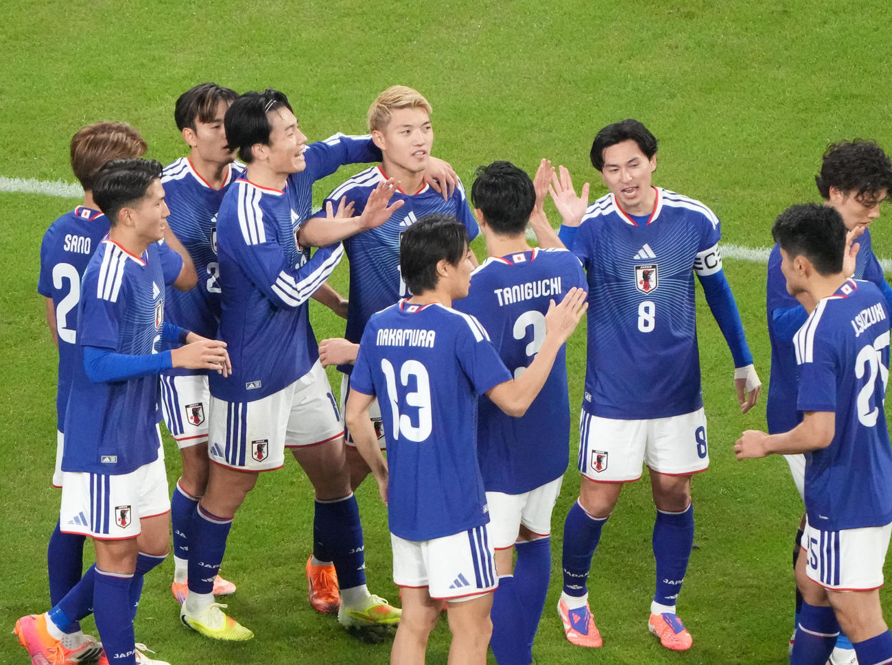 後半、堂安（左から5人目）がチーム2点目のゴールを決め喜ぶ（撮影・森本幸一）