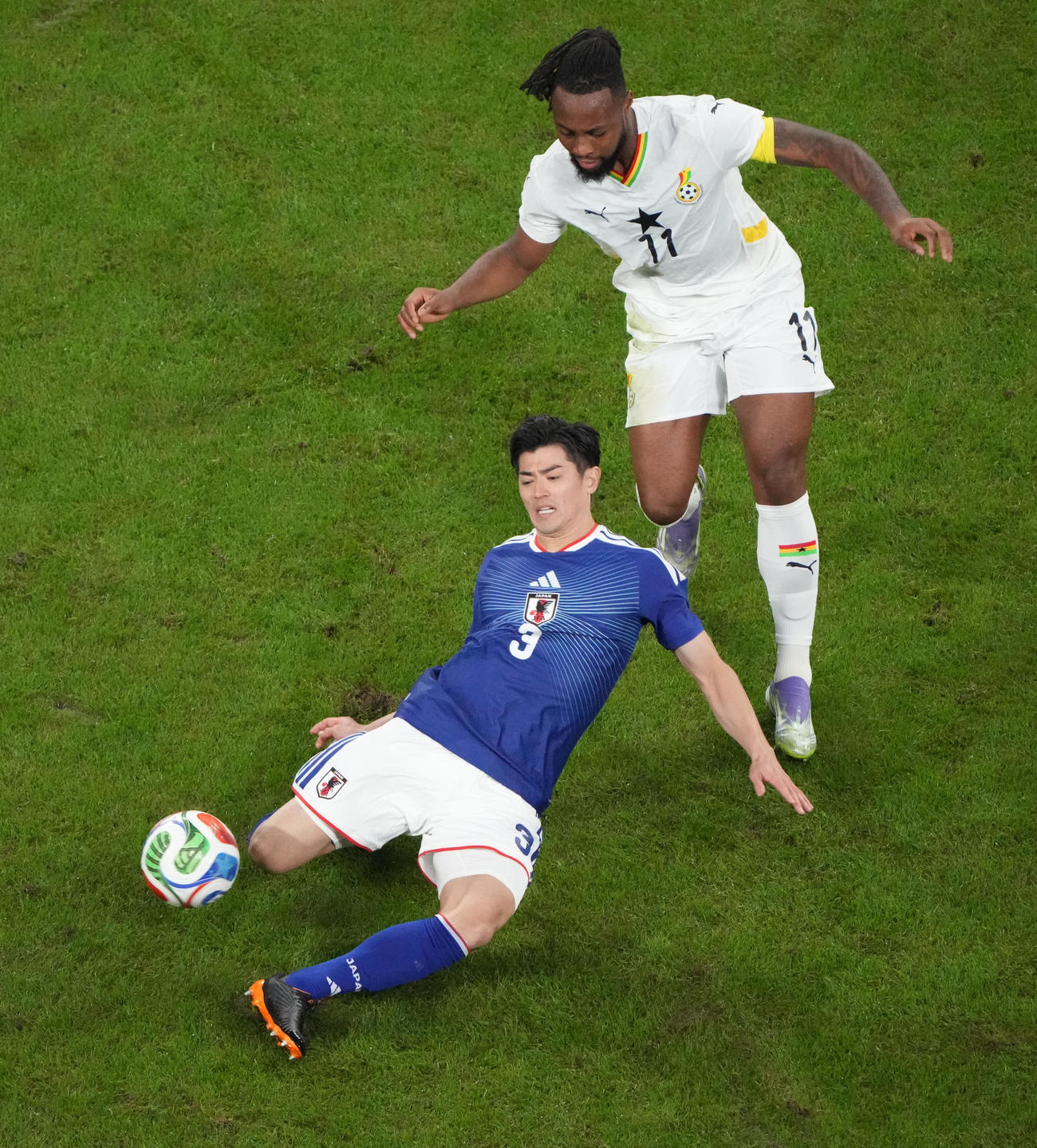後半、競り合う谷口（手前）（撮影・森本幸一）