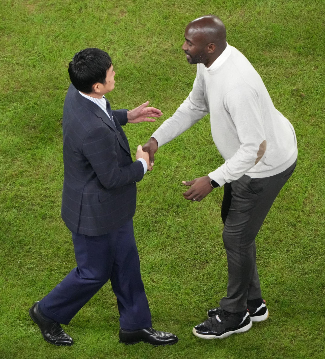試合終了、森保監督（左）はアッド監督と握手を交わす（撮影・森本幸一）