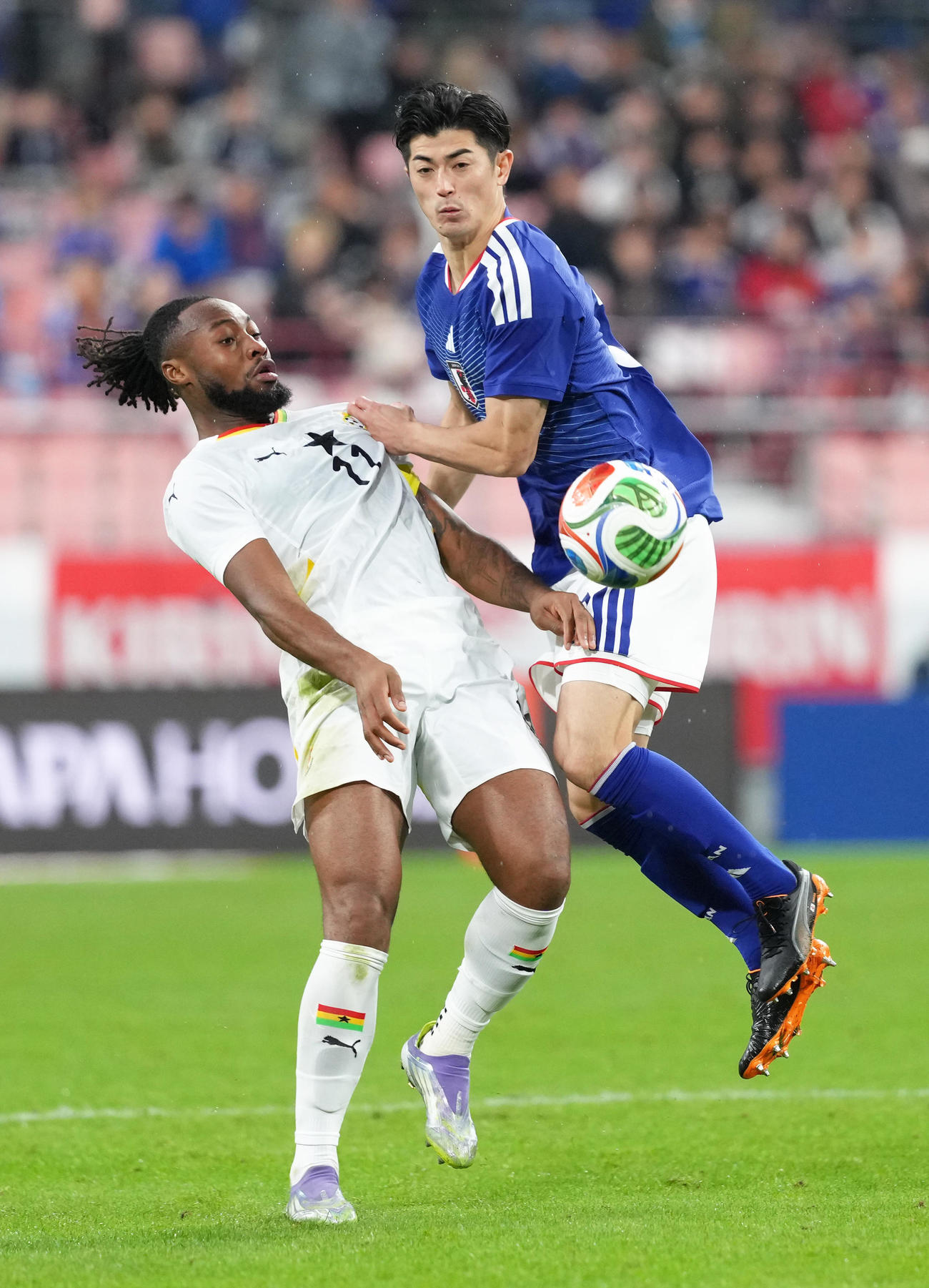 日本対ガーナ　後半、競り合う谷口（右）（撮影・足立雅史）