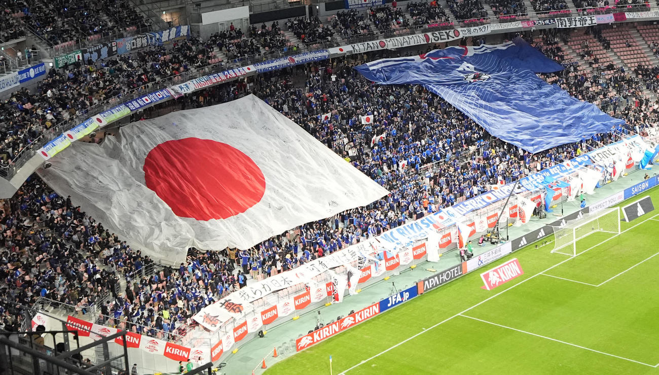 試合前、声援を送る日本サポーター（撮影・森本幸一）