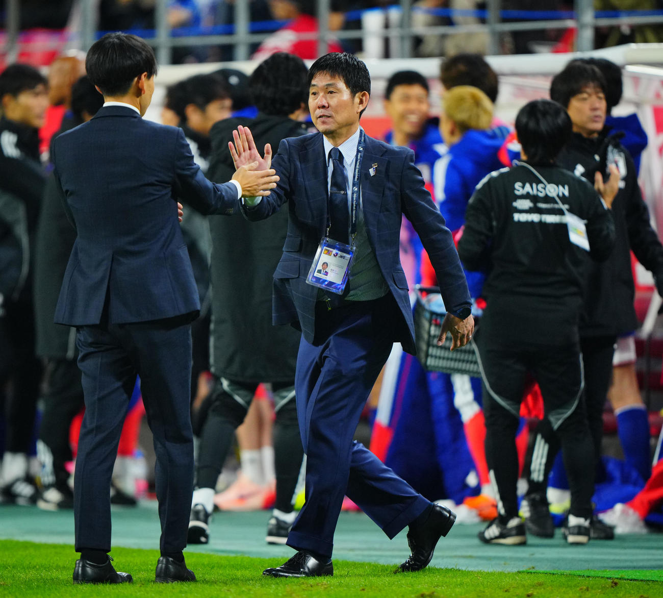 日本対ガーナ　ガーナに勝利し選手、関係者とタッチを交わす森保監督（撮影・垰建太）