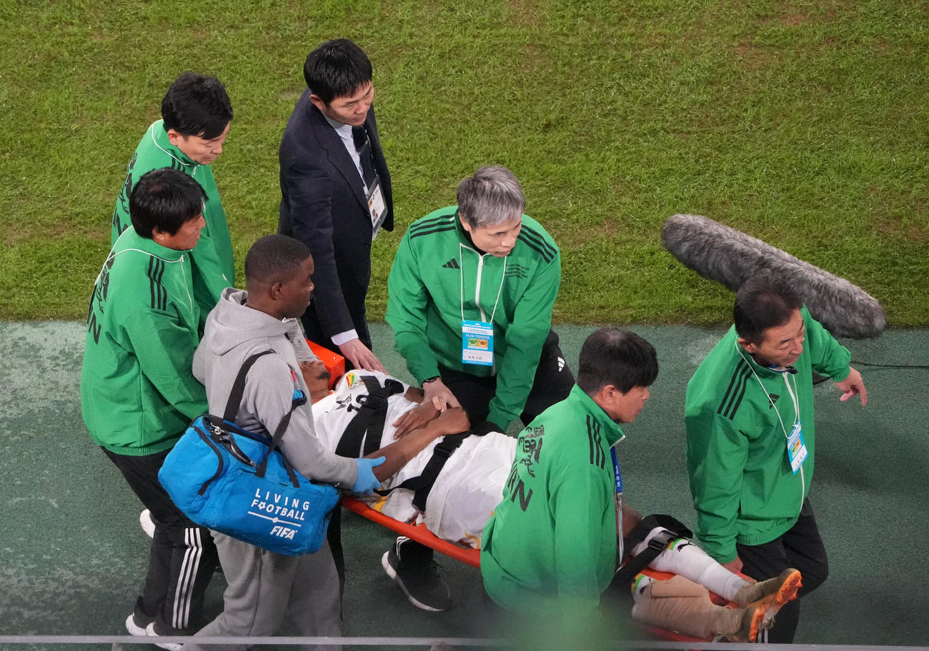 後半、森保監督（左から4人目）は担架で退場するフランシス・アブに寄り添う（撮影・森本幸一）
