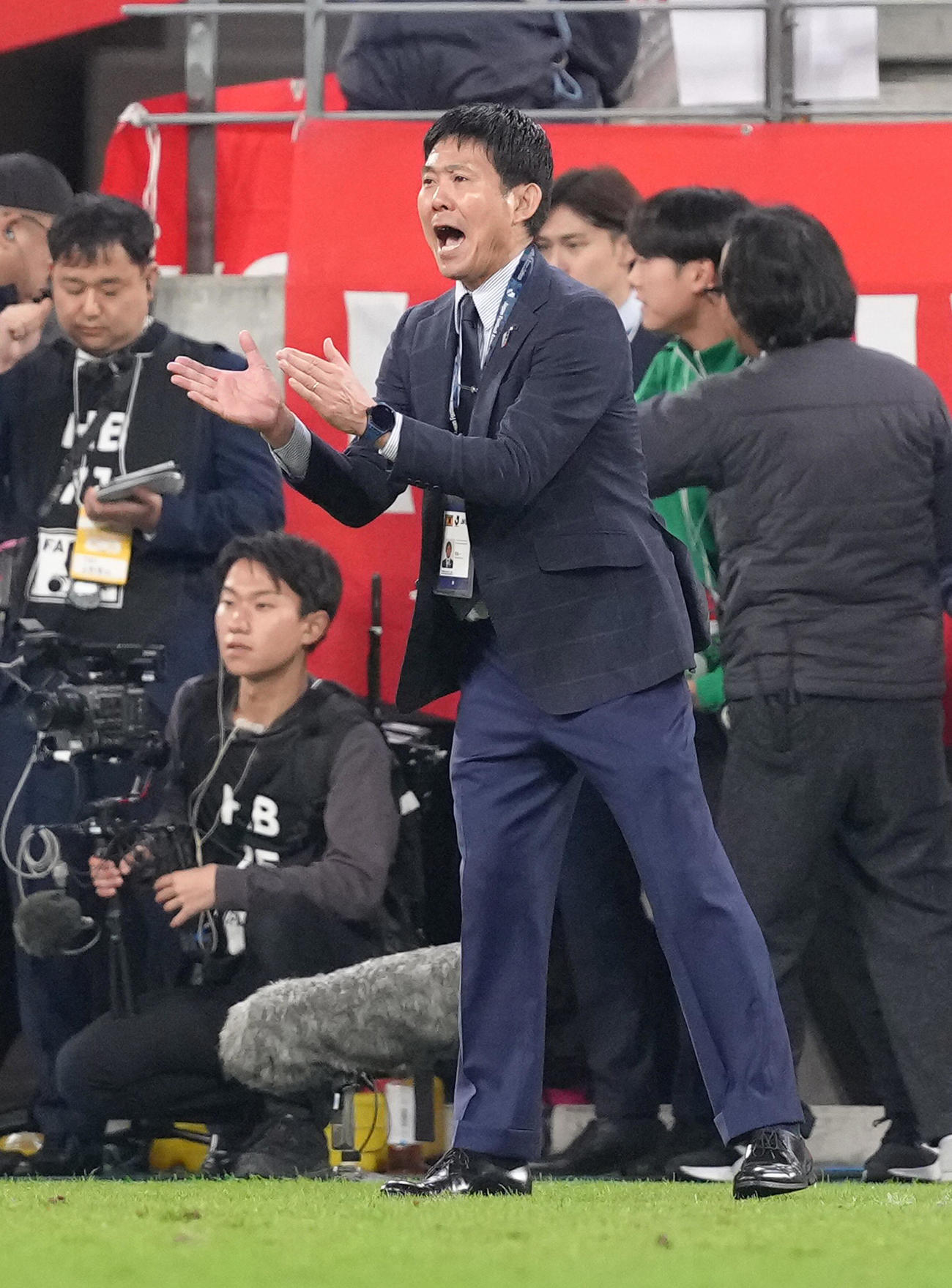 日本対ガーナ　後半、指示を出す森保監督（撮影・足立雅史）