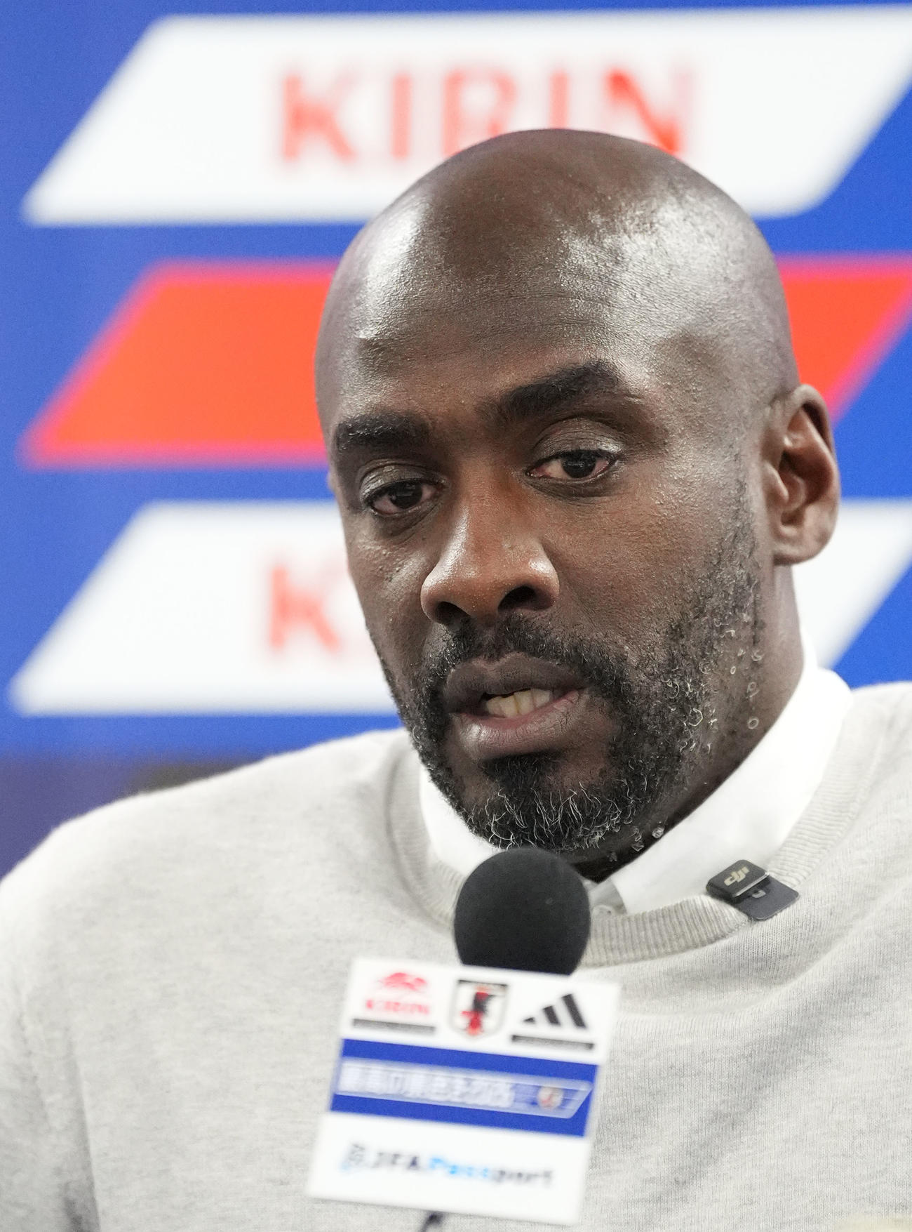 試合後、神妙な表情で会見するアッド監督（撮影・森本幸一）