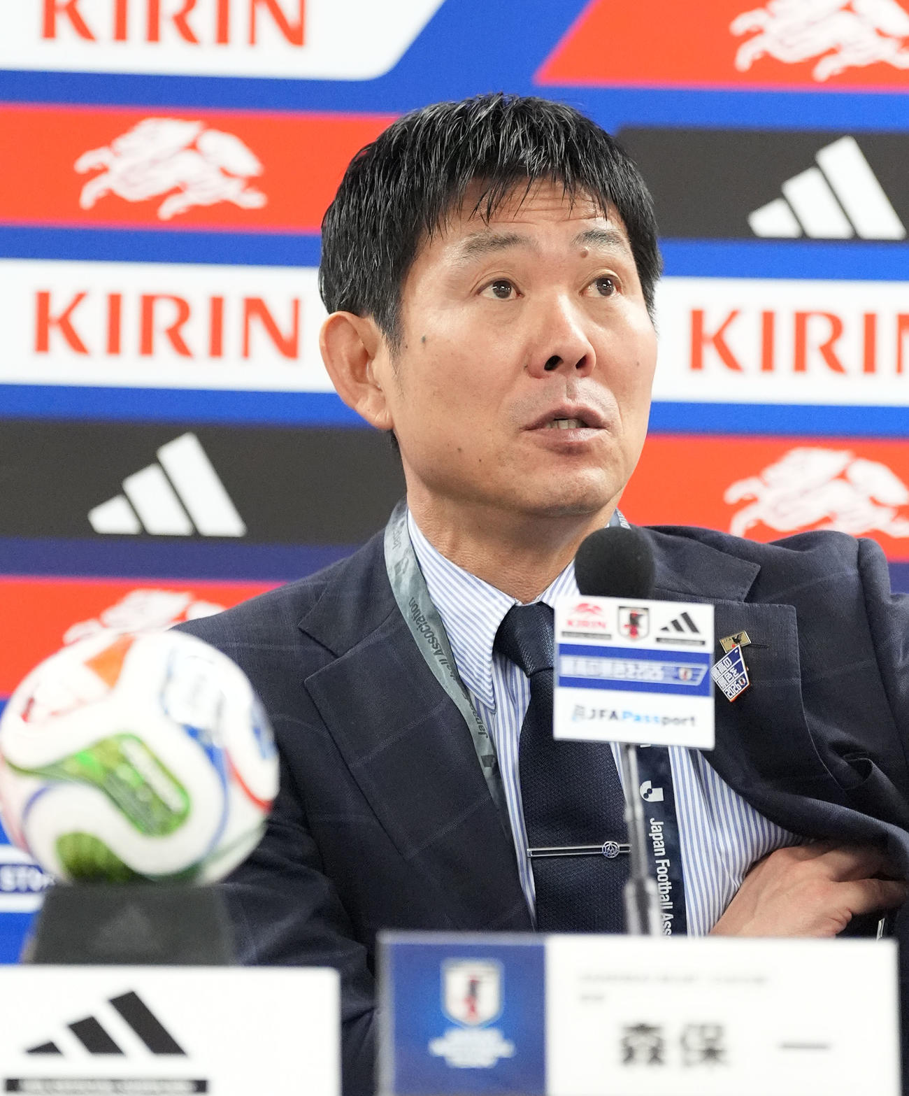 試合後、会見する森保監督（撮影・森本幸一）