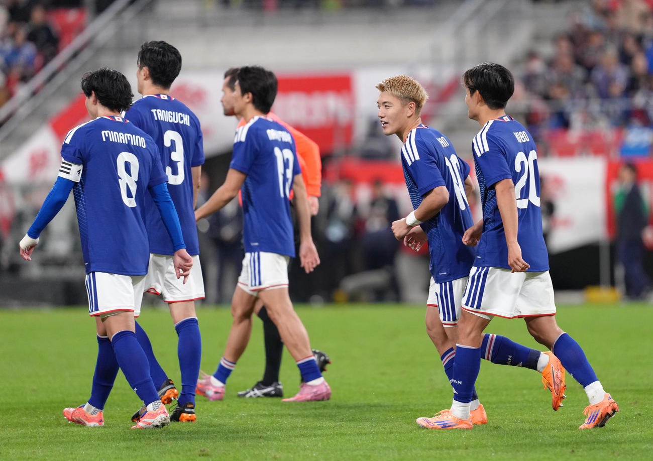 日本対ガーナ　後半、2点目を決めた堂安律（右から2人目）（撮影・足立雅史）