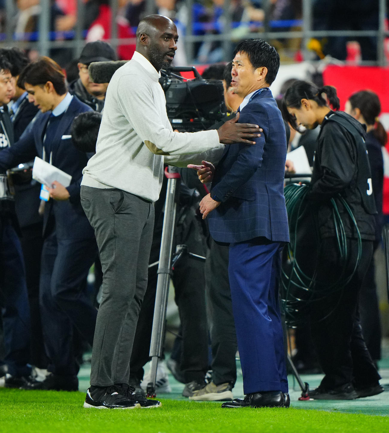 日本対ガーナ　試合後、言葉を交わすアッド監督（左）と森保監督（撮影・垰建太）