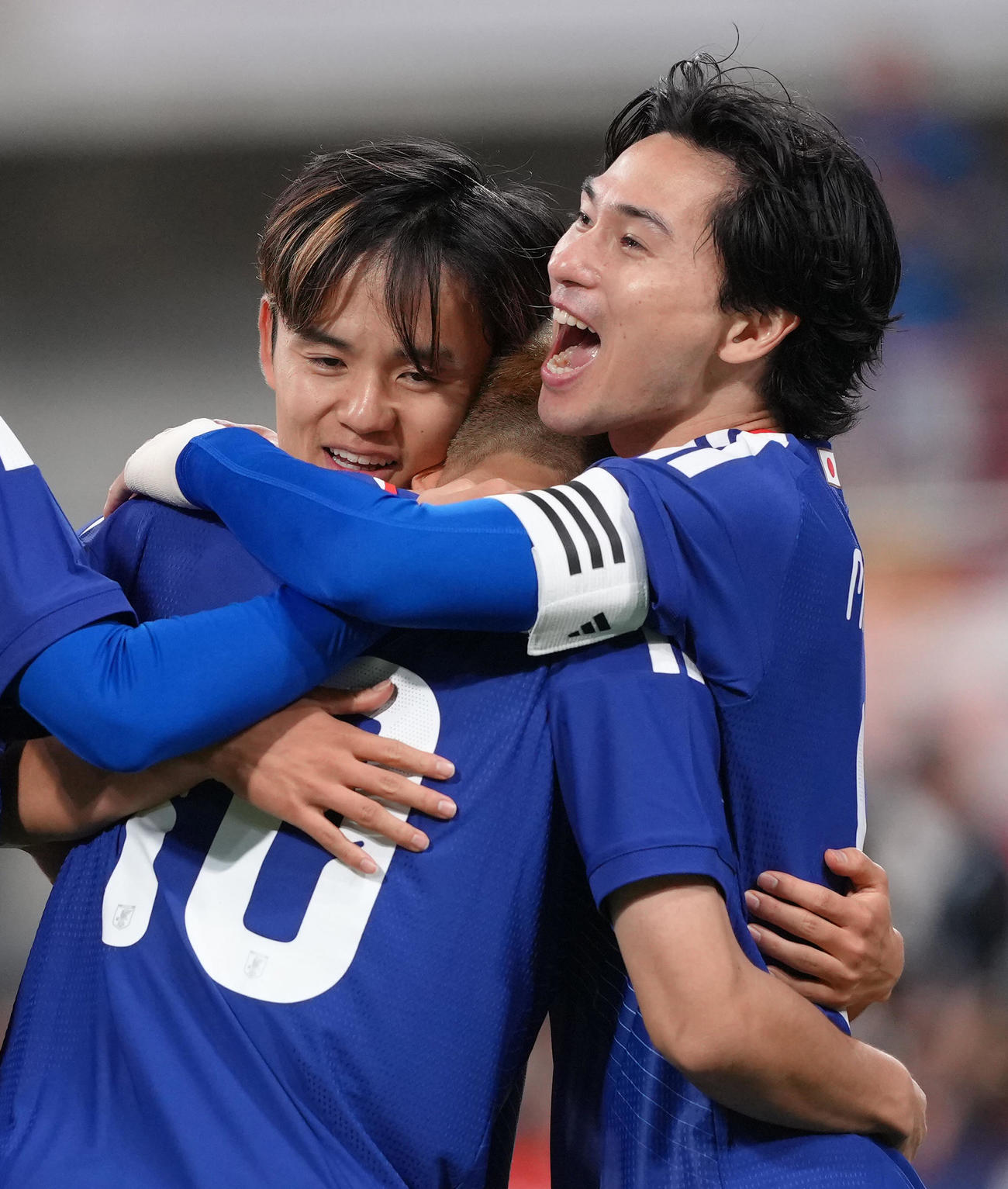 日本対ガーナ　後半、ゴールを決めた堂安（中央）と抱き合う久保（左）と南野（撮影・足立雅史）