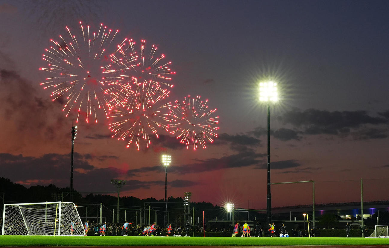 ZOZOマリンスタジアムのイベントで打ち上がる花火を横目に練習に臨む日本代表の選手たち（撮影・垰建太）