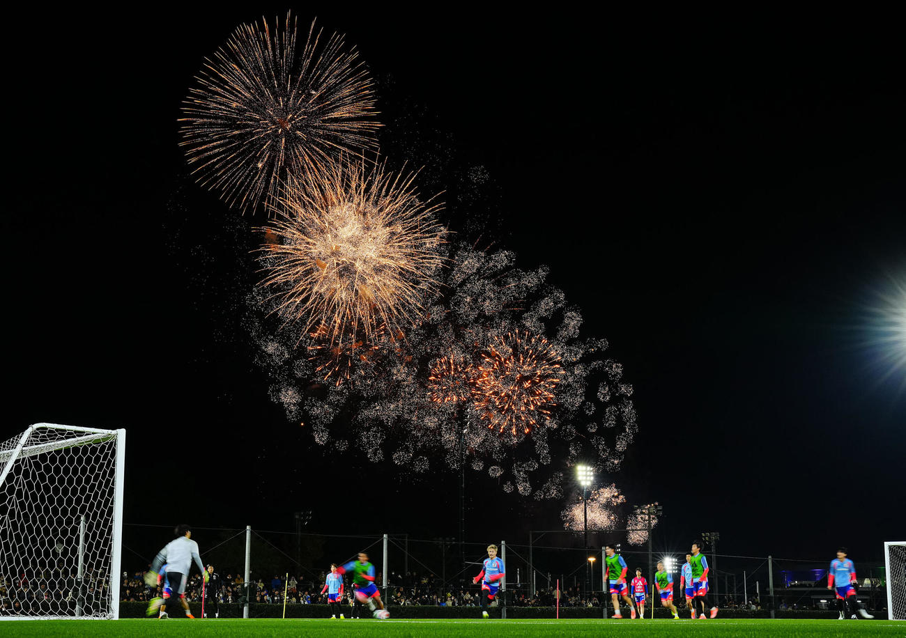 ZOZOマリンスタジアムのイベントで打ち上がる花火を横目に練習に臨む日本代表の選手たち（撮影・垰建太）