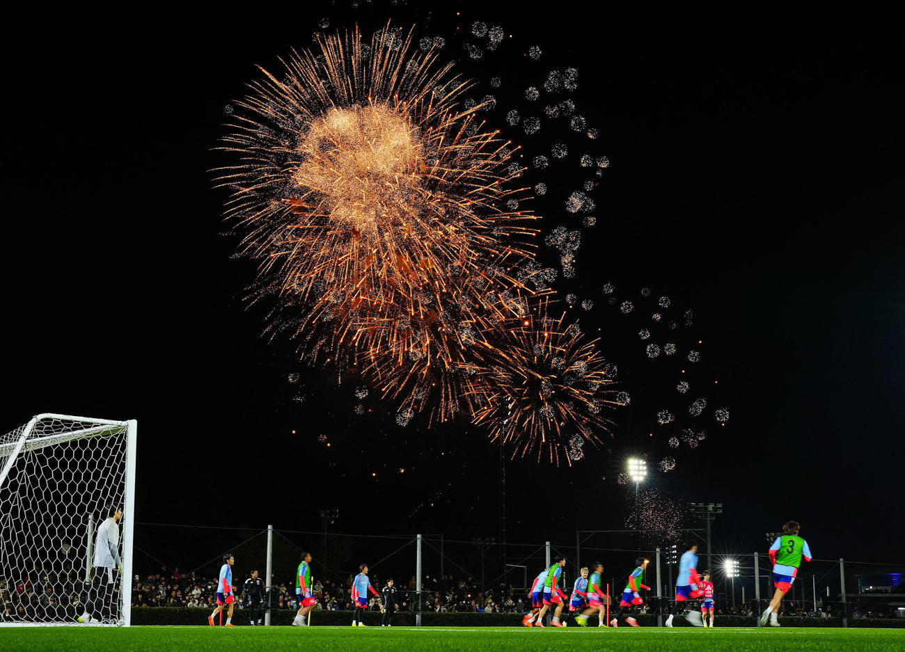 ZOZOマリンスタジアムのイベントで打ち上がる花火を横目に練習に臨む日本代表の選手たち（撮影・垰建太）