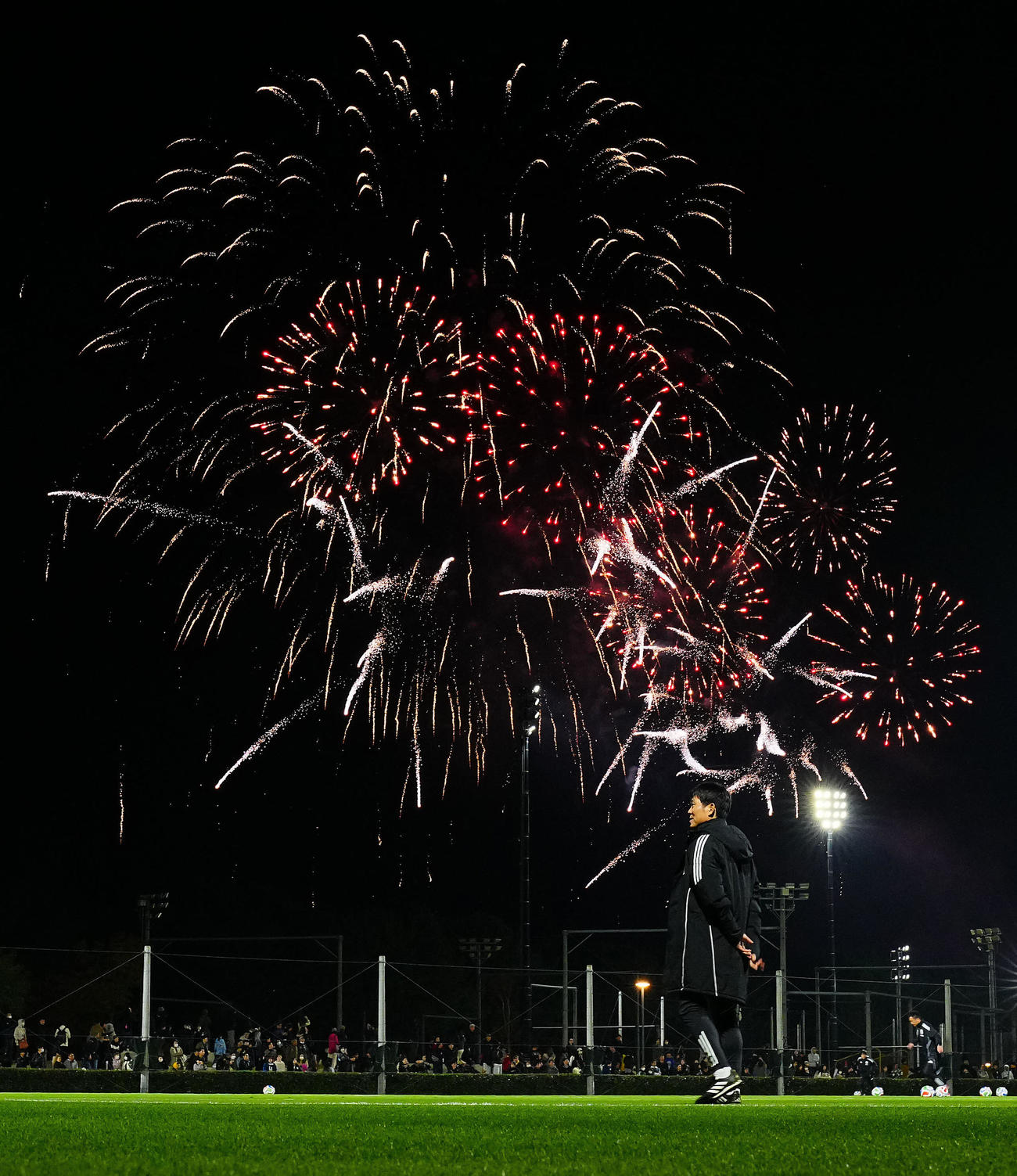 ZOZOマリンスタジアムのイベントで打ち上がる花火を横目に練習に臨む森保監督（手前）（撮影・垰建太）