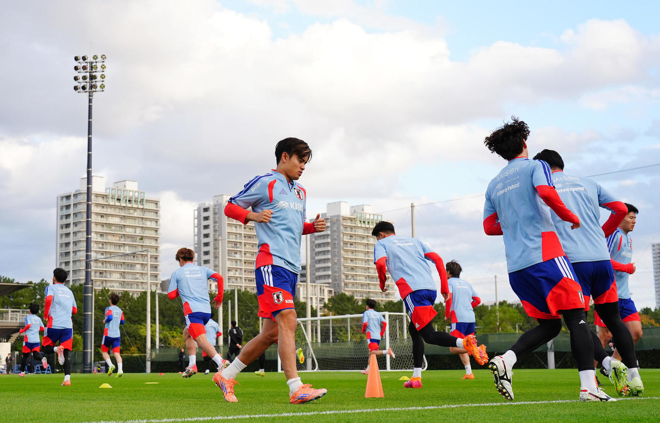 表情を引き締め練習に臨む久保（中央）ら日本代表の選手たち（撮影・垰建太）