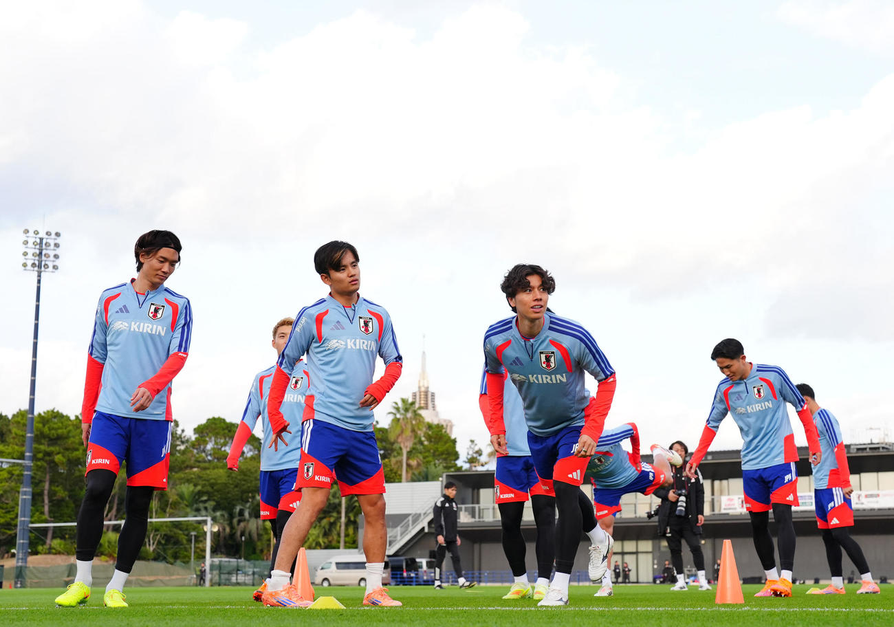 リラックスした表情で練習に臨む日本代表の選手たち。左から板倉、堂安、久保、田中、渡辺ら（撮影・垰建太）