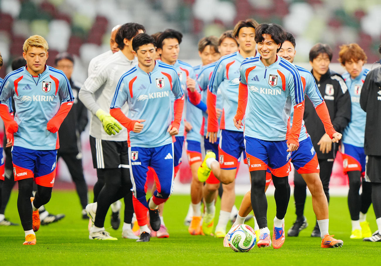 ボリビア戦に向けた前日練習に臨む南野（手前）ら日本代表の選手たち（撮影・垰建太）