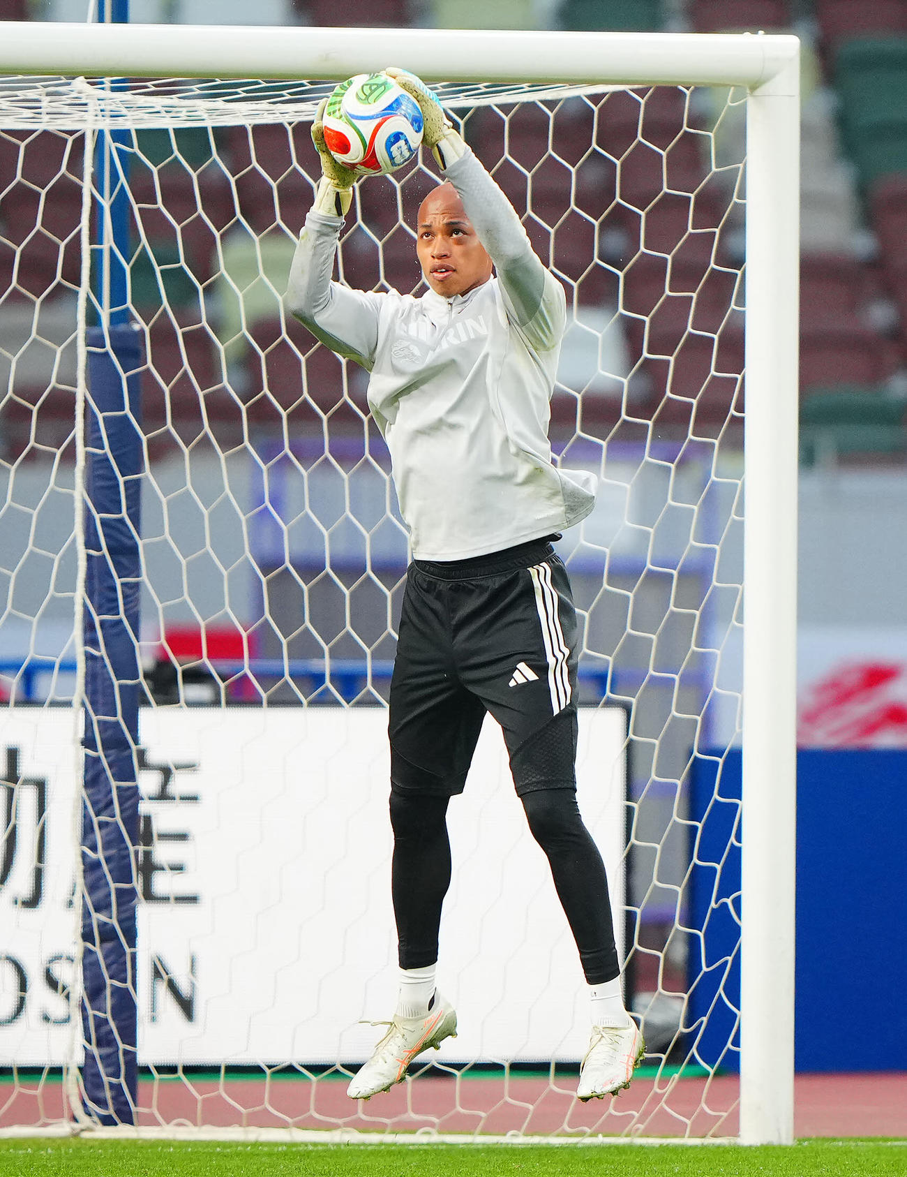 ボリビア戦に向けた前日練習に臨むGK小久保（撮影・垰建太）