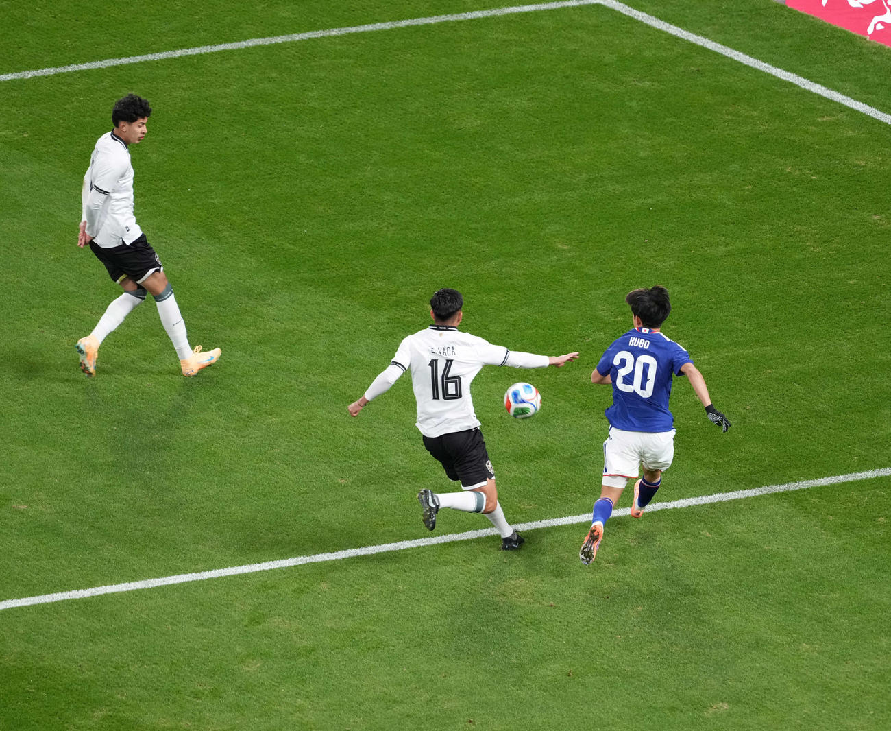 日本対ボリビア　前半、鎌田の先制ゴールをアシストする久保（右）（撮影・井上学）