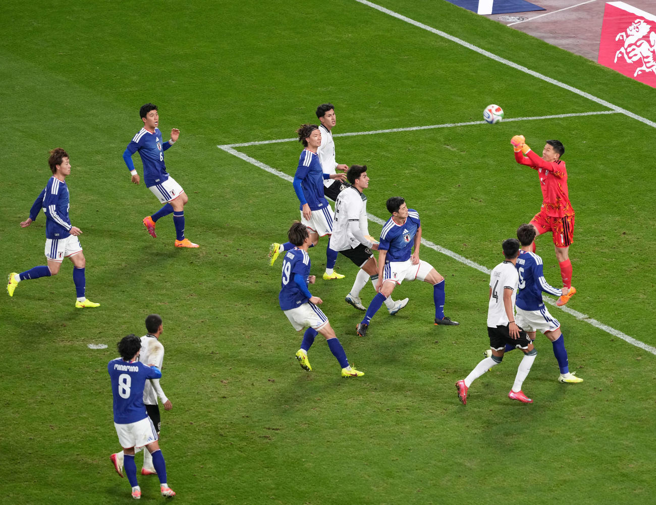 日本対ボリビア　パンチングで防ぐGK早川（右）（撮影・井上学）