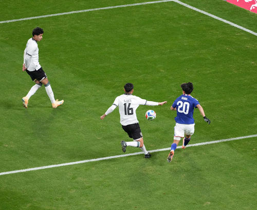 日本対ボリビア　前半、鎌田の先制ゴールをアシストする久保（右）（撮影・井上学）