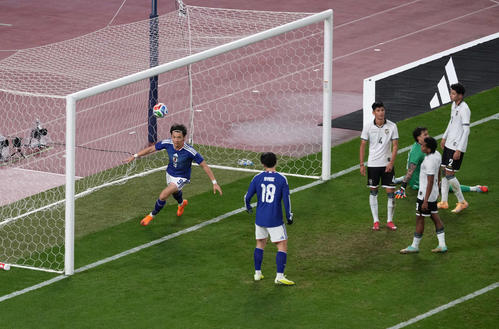 日本対ボリビア　後半、チーム2点目のゴールを決め駆け出す町野（左）（撮影・井上学）