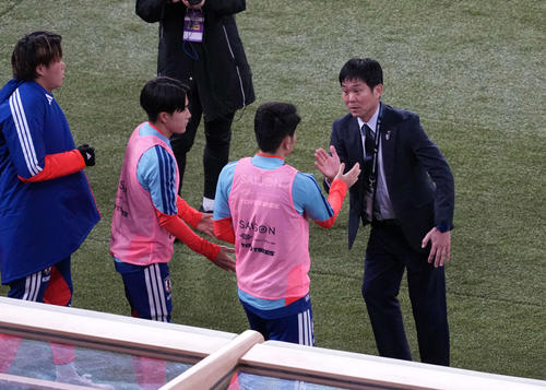日本対ボリビア　日本対ボリビア　勝利のハイタッチをかわす森保監督（撮影・井上学）